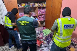 Macrooperativo policial en Salou contra una red de distribución de productos falsos Imagen del dispositivo de este miércoles