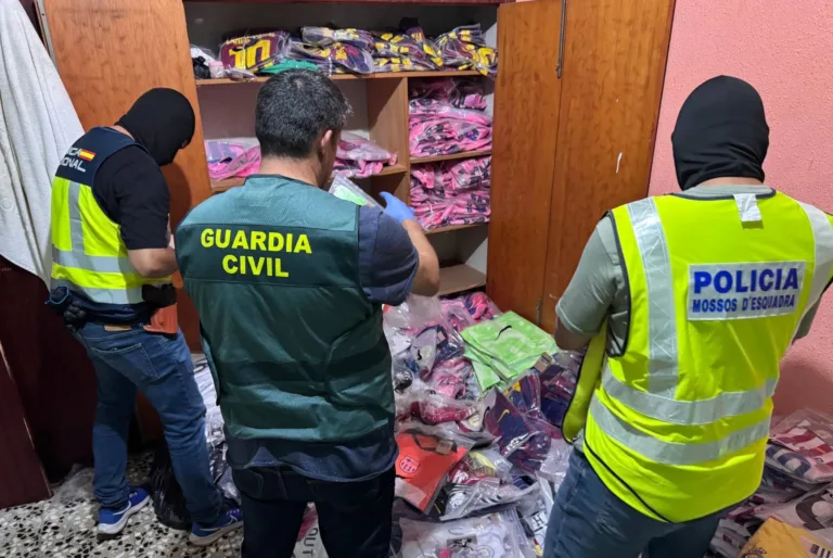 Macrooperativo policial en Salou contra una red de distribución de productos falsos Imagen del dispositivo de este miércoles