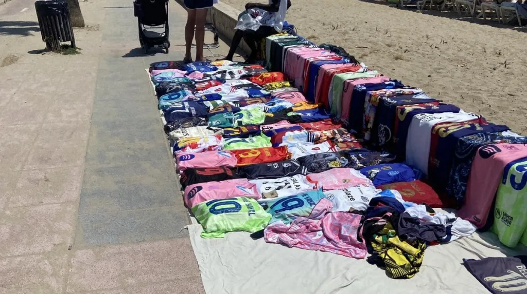 Salou estudia llevar a la Fiscalía la venta ambulante ilegal en Cambrils 'Top manta' en el paseo de Cambrils, en el límite con Salou. FOTO: Ayuntamiento de Salou