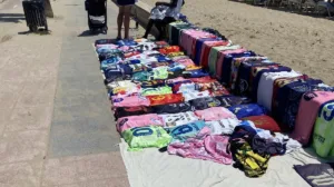 Salou estudia llevar a la Fiscalía la venta ambulante ilegal en Cambrils 'Top manta' en el paseo de Cambrils, en el límite con Salou. FOTO: Ayuntamiento de Salou
