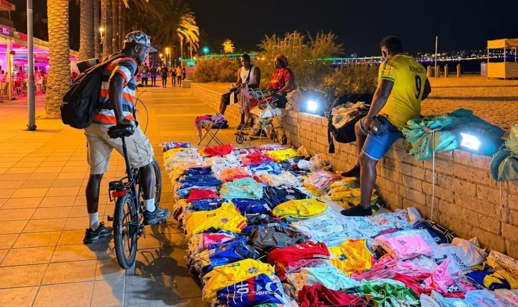 Carta abierta del alcalde de Salou a ANDEMA, la Generalitat y el Ministerio del Interior por la venta de productos falsificados en Cambrils 'Top manta' en Cambrils el pasado sábado. FOTO: Facebook/Pere Granados