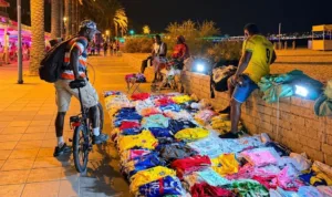 'Top manta' en Cambrils el pasado sábado. FOTO: Facebook/Pere Granados