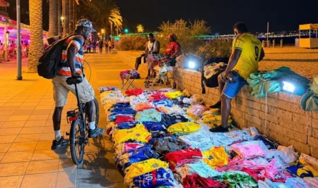 'Top manta' en Cambrils el pasado sábado. FOTO: Facebook/Pere Granados