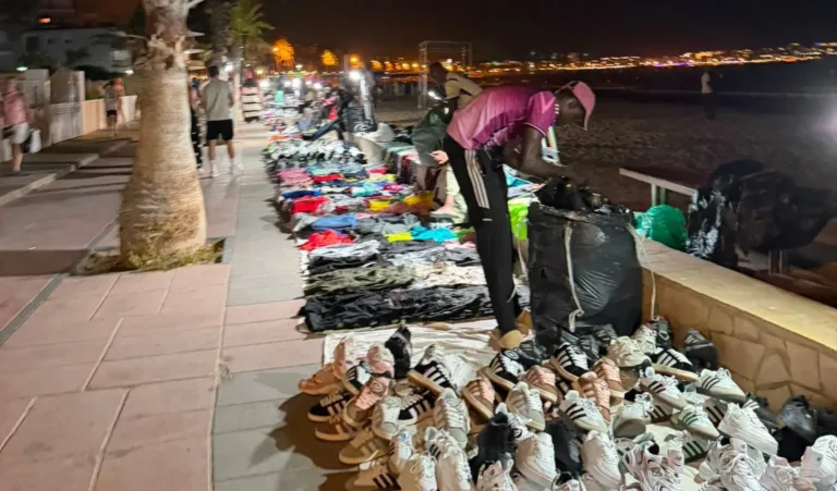 'Top manta' en el Cap de Sant Pere, en el termino de Cambrils, el pasado sábado