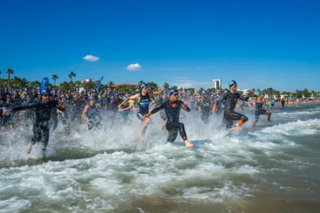 Prop de 1.300 triatletes participaran al 13è Triatló de Cambrils Una edició anterior del Triatló de Cambrils