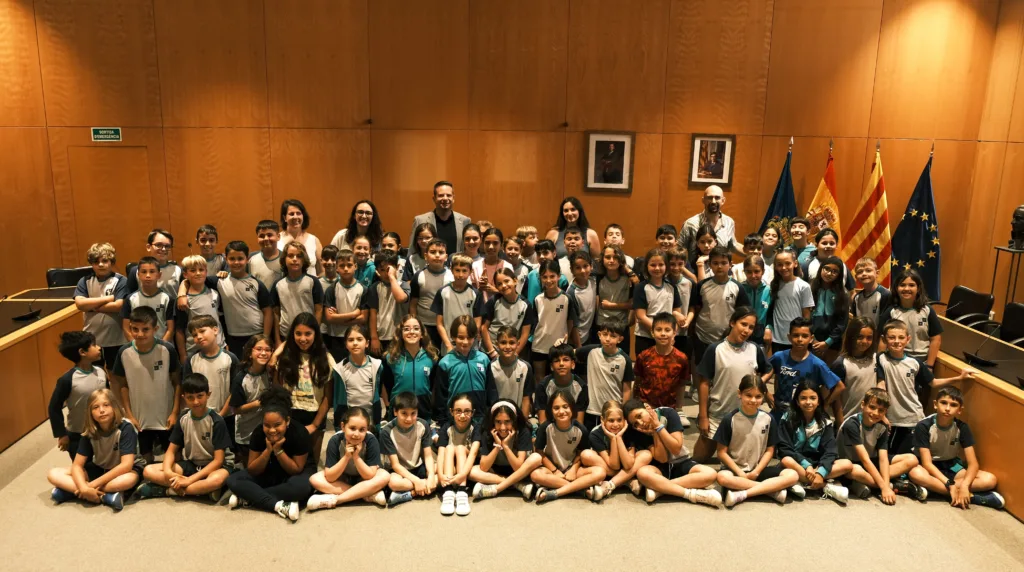 El alumnes de 4t de primària del Col·legi Vidal i Barraquer, amb l'alcalde