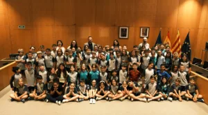 Més de 70 alumnes de 4t de primària del Col·legi Vidal i Barraquer visiten l’Ajuntament de Cambrils El alumnes de 4t de primària del Col·legi Vidal i Barraquer, amb l'alcalde