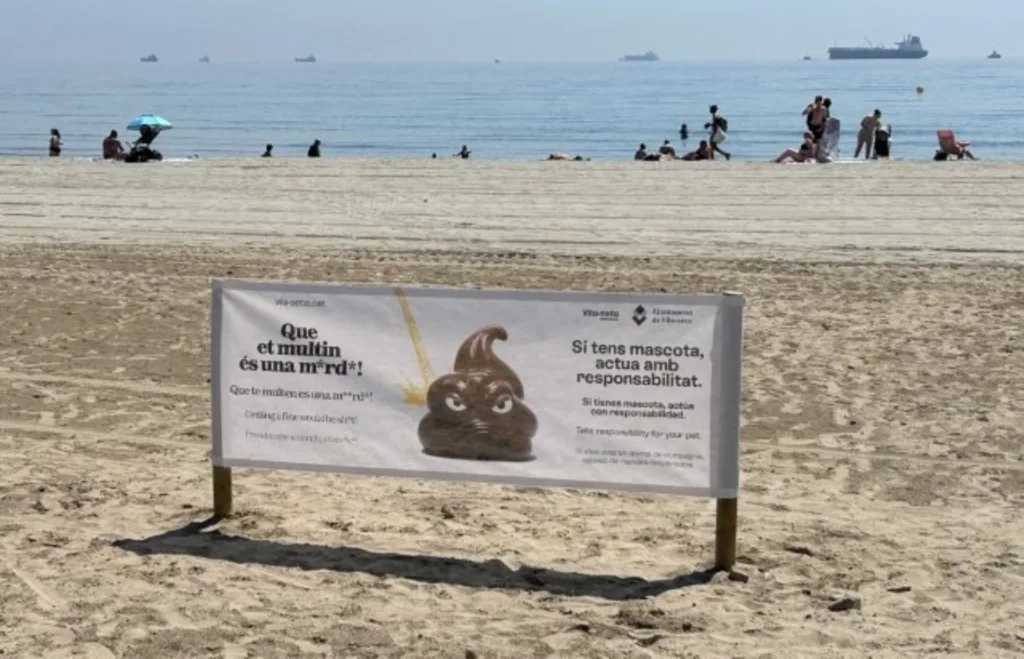 Un cartel de la campaña, en la playa de La Pineda