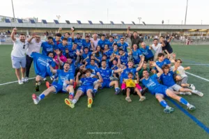 El Cambrils Unió vuelve a Primera Catalana (fotogalería) Los jugadores del Cambrils Unió celebraron el ascenso sobre el césped