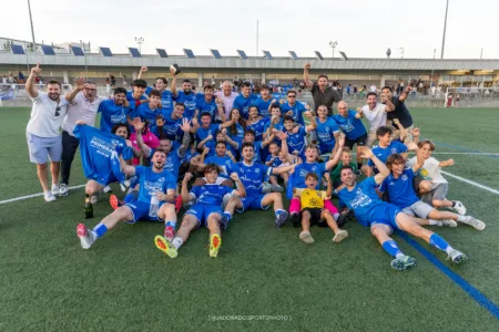 Los jugadores del Cambrils Unió celebraron el ascenso sobre el césped