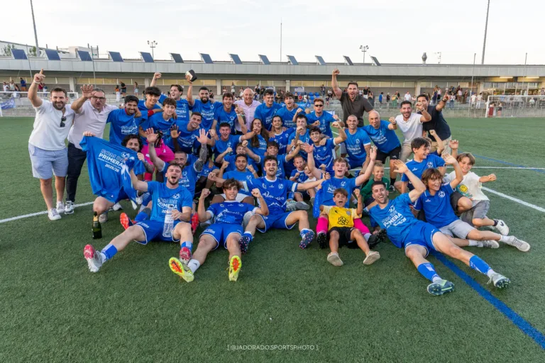 El Cambrils Unió vuelve a Primera Catalana (fotogalería) Los jugadores del Cambrils Unió celebraron el ascenso sobre el césped