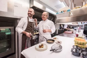 Arnau y Joan Bosch, en la cocina de Can Bosch