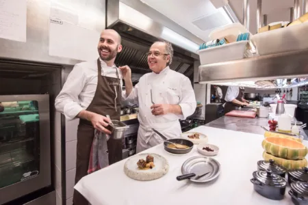 Arnau y Joan Bosch, en la cocina de Can Bosch