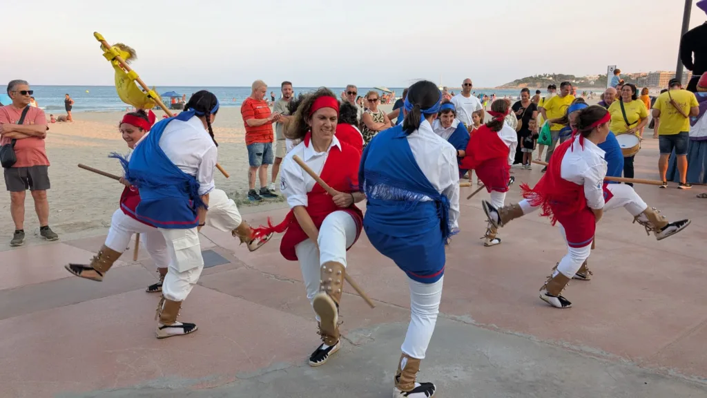 El Seguici Popular de Vila-seca toma el paseo marítimo de La Pineda El Esbart Dansaire Ramon d'Olzina, en La Pineda