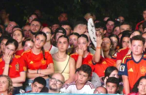 Más de 2.000 personas celebran el Mundial de España en la plaza de la Pau de Salou (fotogalería) Los aficionados vibraron con el triunfo de la selección española