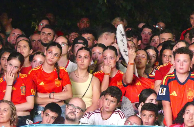 Más de 2.000 personas celebran el Mundial de España en la plaza de la Pau de Salou (fotogalería) Los aficionados vibraron con el triunfo de la selección española