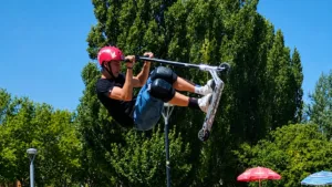 Gianni Caselli, el acróbata del patinete de Salou El salouense Gianis Caselli, en acción con el patinete