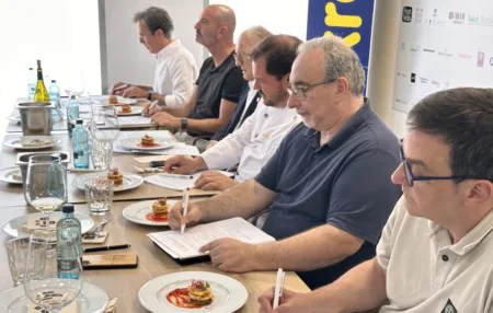 El jurado, valorando tapas