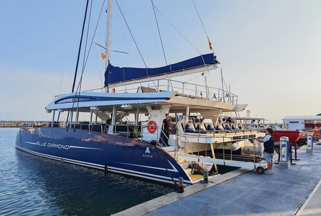El barco, amarrado en el puerto de Cambrils