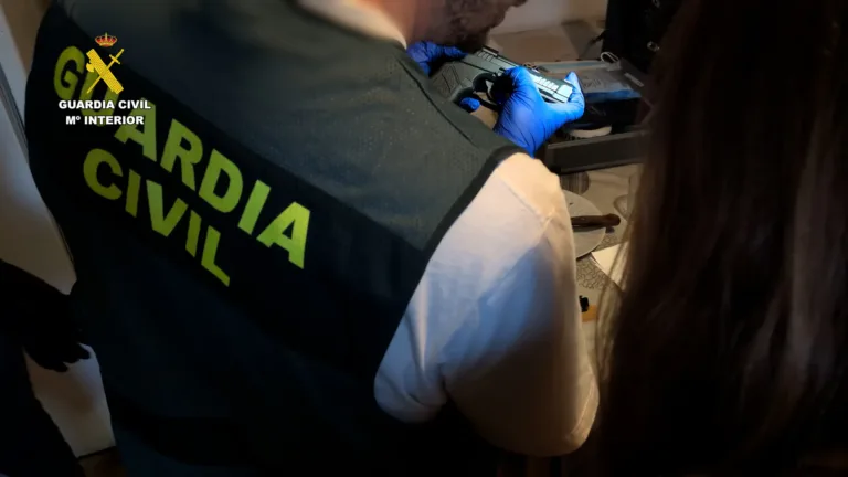 Desarticulada una organización dedicada al cultivo y distribución de marihuana con vínculos en Vila-seca Un agente de la Guardia Civil, durante el operativo