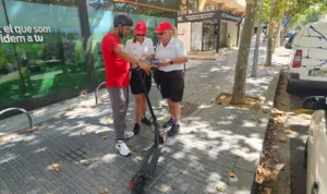 ‘Patina Segur’, campaña de la Policía Local de Salou para una conducción segura en patines eléctricos Agentes cívicos informan a un usuario de patinete eléctrico en Salou
