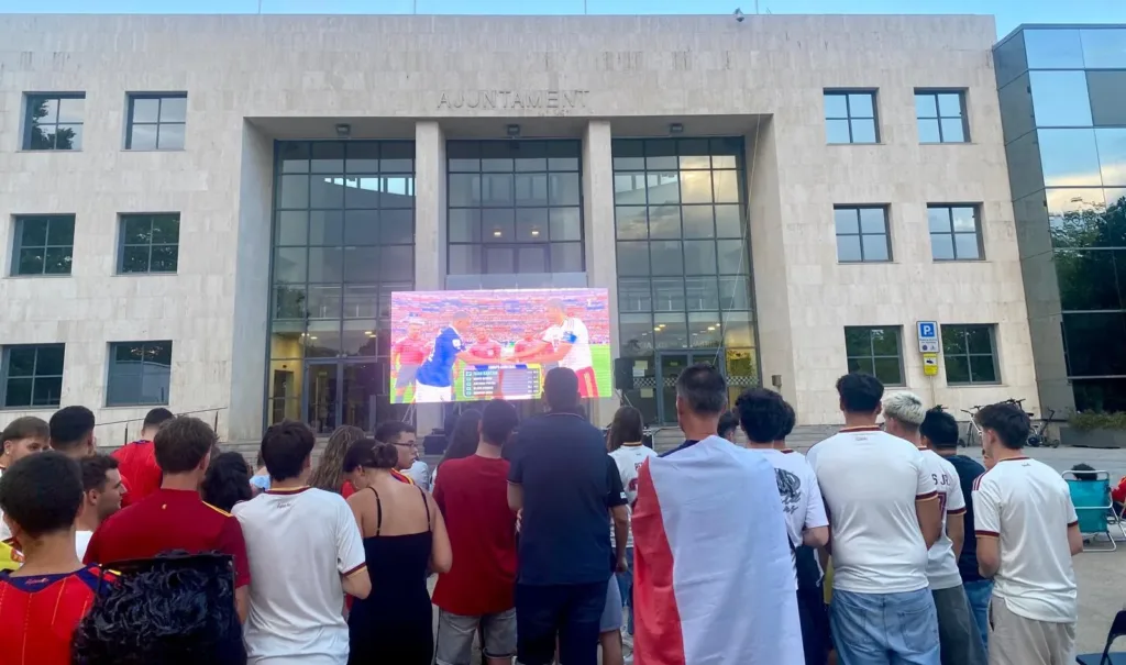 Unas mil personas se dieron cita en Cambrils para ver el partido Francia-España