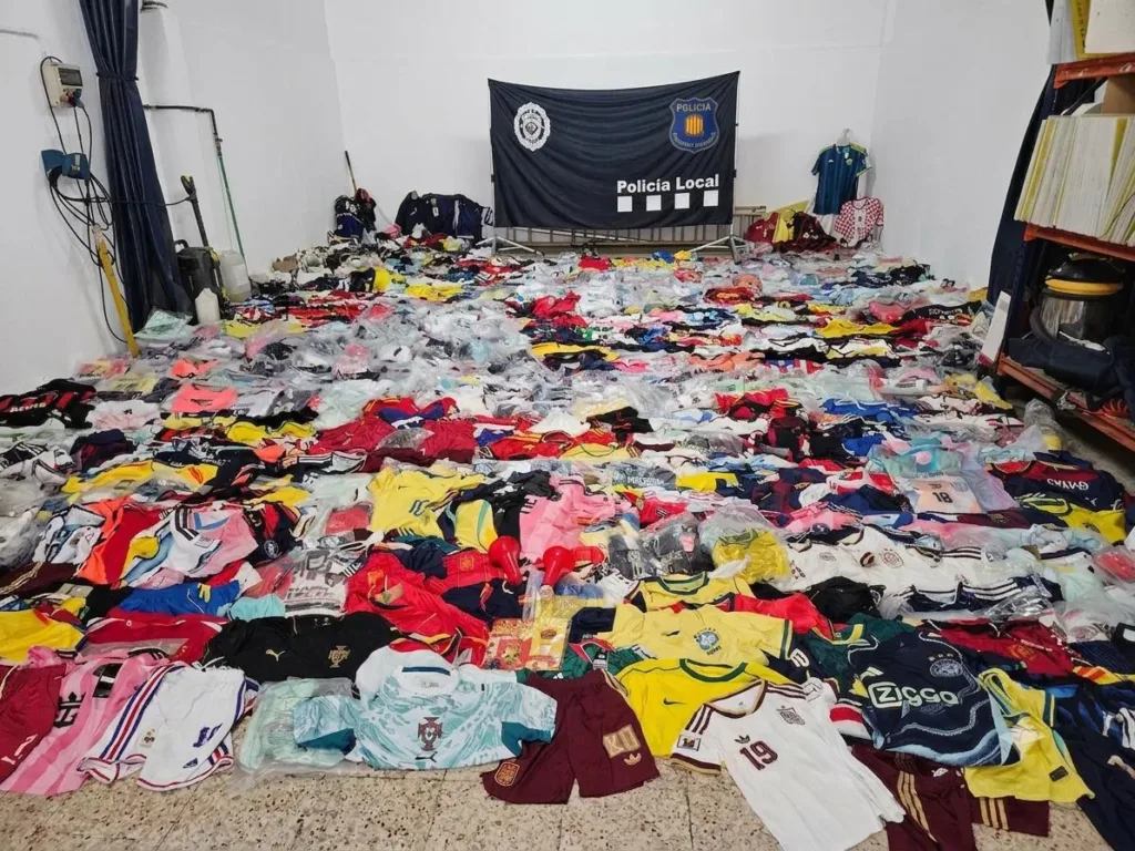 Golpe al ‘top manta’ en La Pineda Productos decomisados en La Pineda