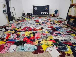 Golpe al ‘top manta’ en La Pineda Productos decomisados en La Pineda