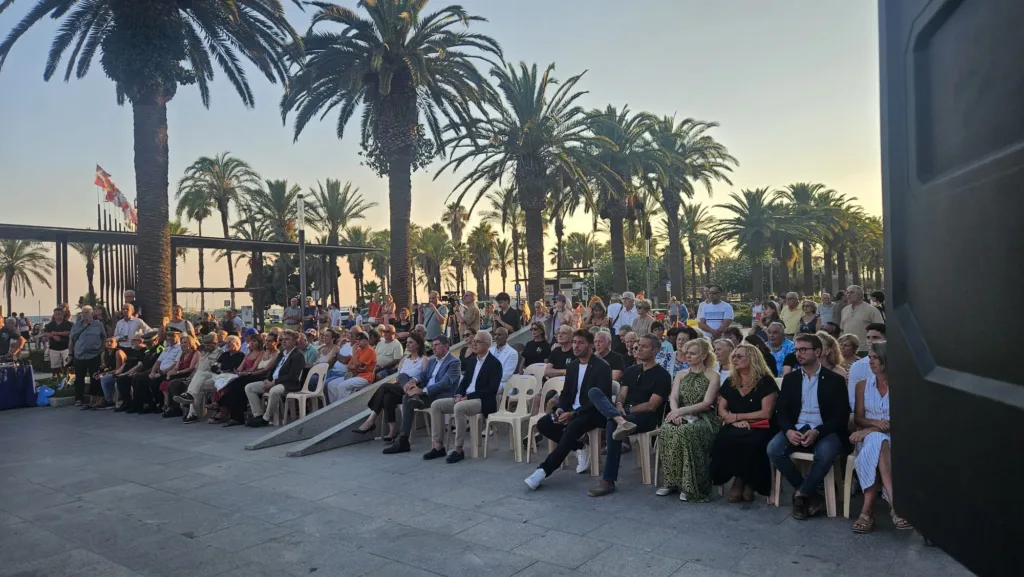 Numerosos asistentes han acudido al homenaje