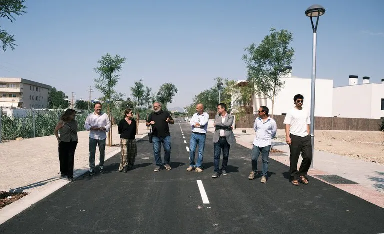 L’alcalde de Cambrils, Oliver Klein, i el regidor d’Urbanisme, Carlos Caballero, van visitar ahir les obres del nou vial