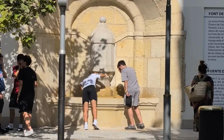 La fuente de la Aduana de Salou vuelve a dar agua potable La fuente está en la calle Barcelona de Salou