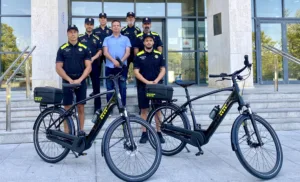 Policías locales patrullarán en bicicleta por el paseo y las playas de Cambrils El alcalde, Oliver Klein, con la unidad de Playas de la Policía Local de Cambrils