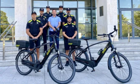 El alcalde, Oliver Klein, con la unidad de Playas de la Policía Local de Cambrils