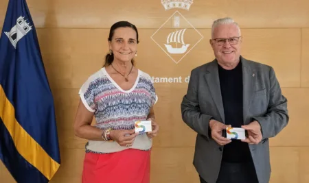 La concejal Julia Gómez y el alcalde, Pere Granados, con la tarjeta física (solo disponible en este formato para mayores de 65)