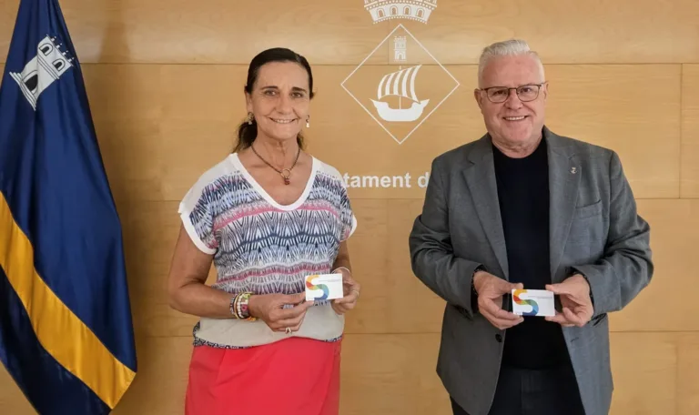 Salou lanza una tarjeta ciudadana para acceder a servicios municipales La concejal Julia Gómez y el alcalde, Pere Granados, con la tarjeta física (solo disponible en este formato para mayores de 65)