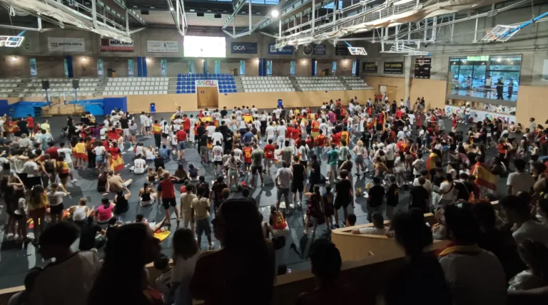 Salou, Cambrils y Vila-seca volverán a instalar pantallas gigantes para ver la final del Mundial El pabellón deportivo centro de Salou se llenó de aficionados