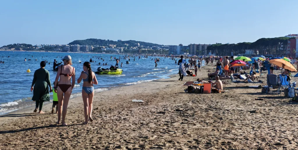 El sector turístico prevé un temporada alta más larga La playa de La Pineda, este verano