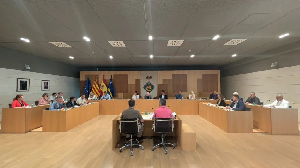 Denuncian que un hombre ha querido «alterar» el pleno de Salou con «una actitud violenta» Pleno de Salou de este miércoles
