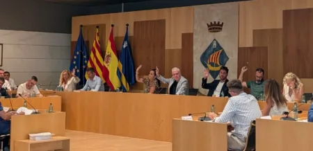 El hombre que increpó a Granados en el pleno de Salou no podrá acercarse a él a menos de 200 metros Un instante del pleno de Salou del miércoles