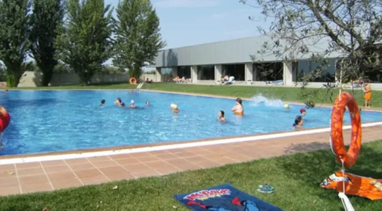 Recogen firmas para que se pueda comer en la piscina municipal de Vila-seca Imagen de archivo de la piscina de Vila-seca