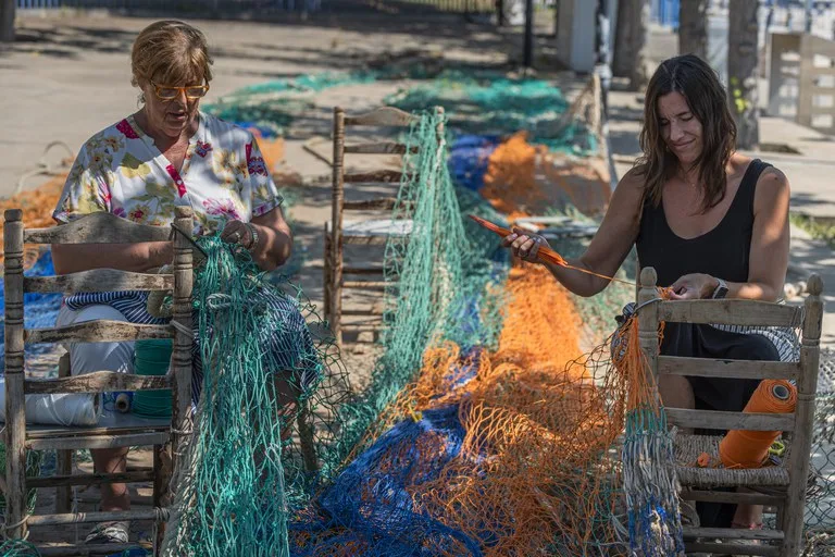 Cambrils estrenarà el cicle de tertúlies Boca Viva amb dues dones referents de la cuina i els oficis mariners Dues remenadores al port de Cambrils