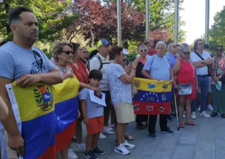 Venezolanos residentes en Salou, durante el minuto de silencio