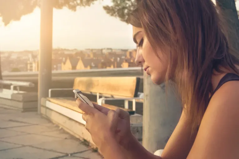 Una joven, con un teléfono móvil