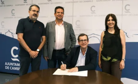 La signatura de l'acord per la càtedra, amb Juan Antonio Duro, Klein, Salas-Salvadó i Babio, d'esquerra a dreta.