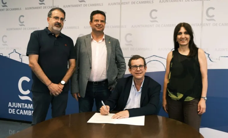 La signatura de l'acord per la càtedra, amb Juan Antonio Duro, Klein, Salas-Salvadó i Babio, d'esquerra a dreta.