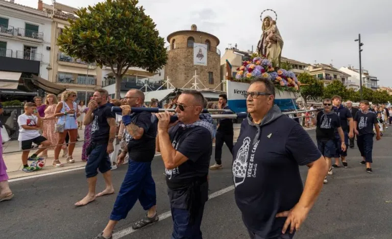 Cambrils celebra una multitudinària processó de la Mare de Déu del Carme en el dia gran de la festa La processó de la verge pels carrers del port de Cambrils