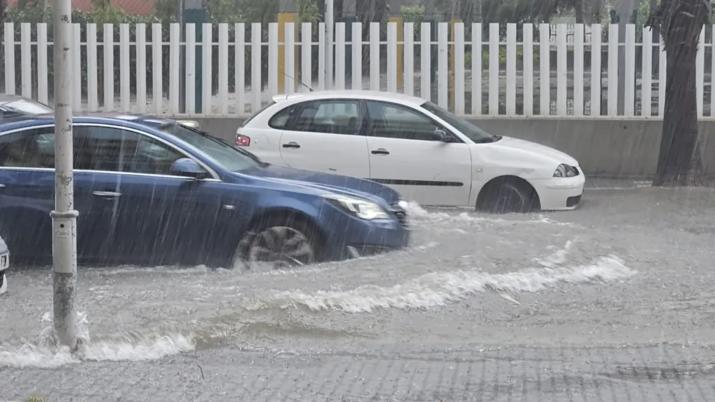 Dos coches en medio del agua en Salou