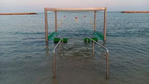 Playas más accesibles con asientos dentro del agua, pérgolas para dar sombra y rampas Nueva zona de baño adaptada en la playa de L'Ardiaca de Cambrils