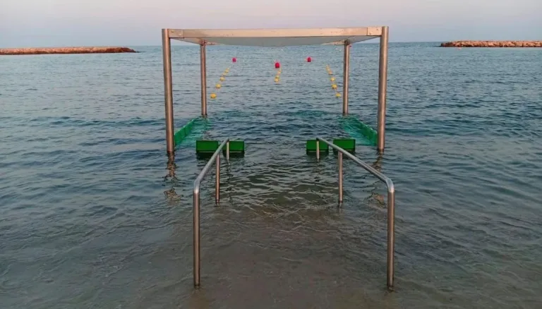 Playas más accesibles con asientos dentro del agua, pérgolas para dar sombra y rampas Nueva zona de baño adaptada en la playa de L'Ardiaca de Cambrils