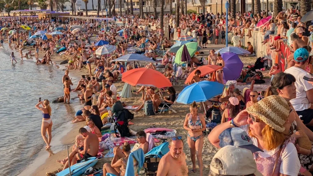 Eclipse solar: playas llenas, poca cobertura de telefonía y máscaras de soldador La playa de Llevant se llenó para ver el eclipse